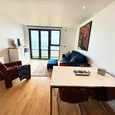 Stunning Beach Front Apartment With Sea Views, Free Parking & Balcony Ramsgate Dış mekan fotoğraf