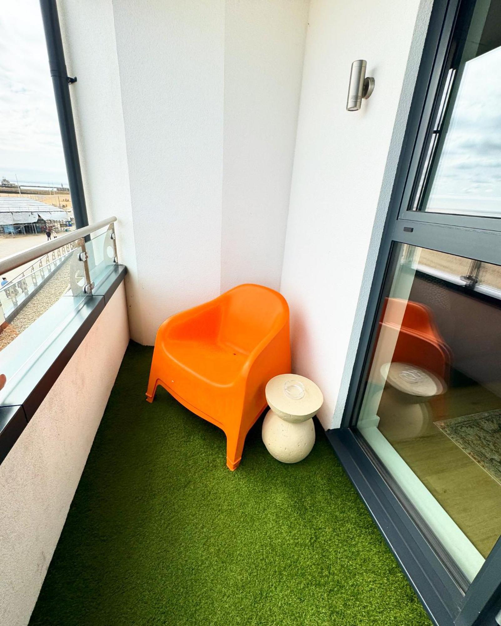 Stunning Beach Front Apartment With Sea Views, Free Parking & Balcony Ramsgate Dış mekan fotoğraf