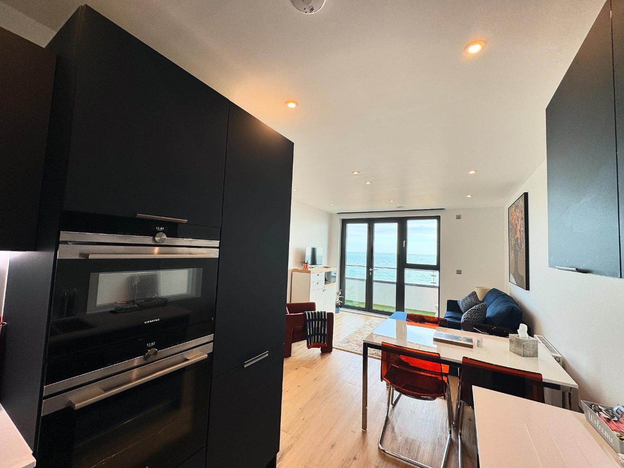 Stunning Beach Front Apartment With Sea Views, Free Parking & Balcony Ramsgate Dış mekan fotoğraf