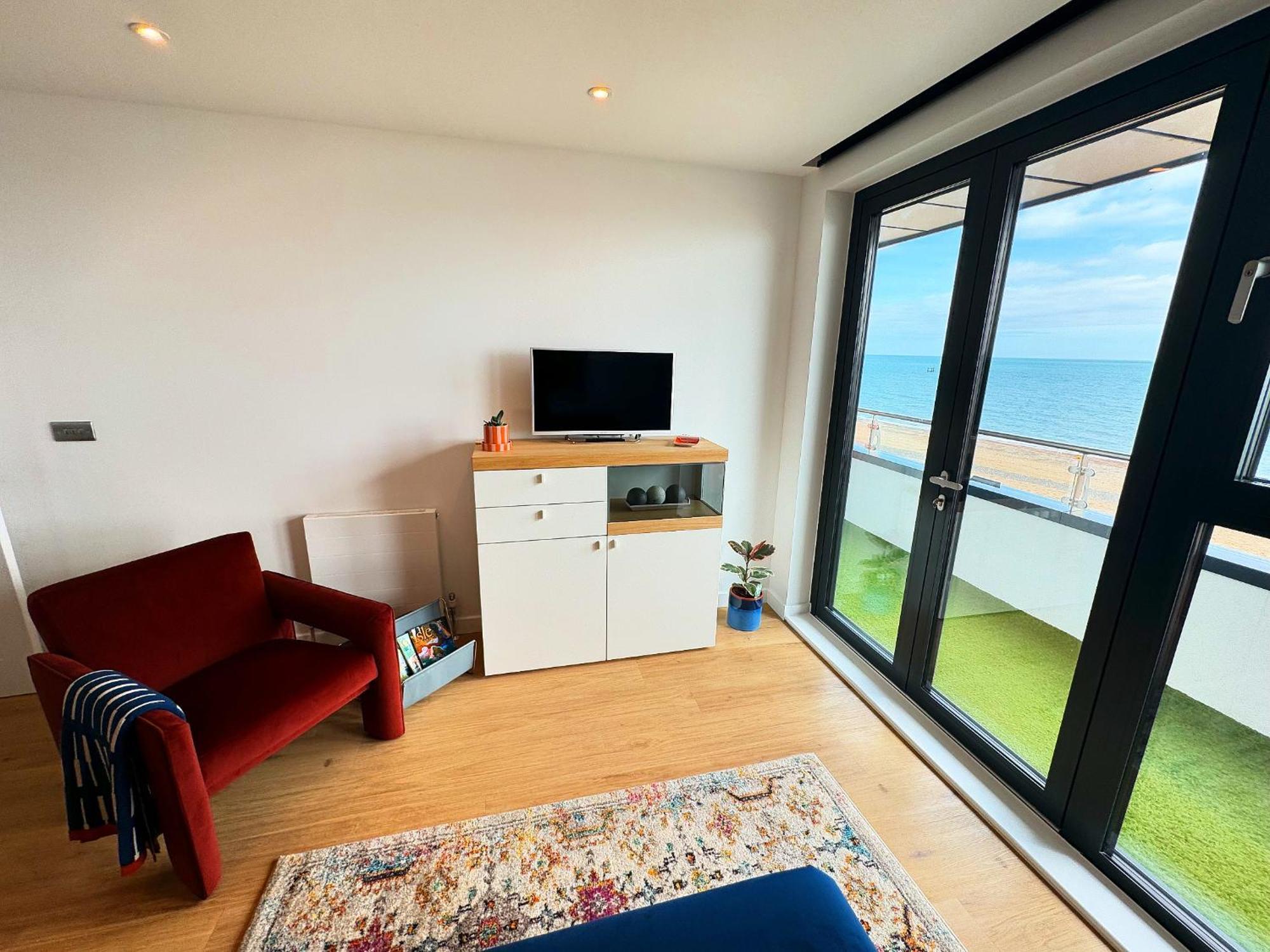 Stunning Beach Front Apartment With Sea Views, Free Parking & Balcony Ramsgate Dış mekan fotoğraf